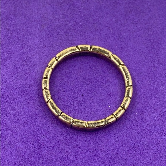 💛 Classic Gold Plated Textured Band Ring - Picture 5 of 7